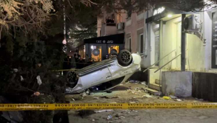 გორში მანქანა გაზონზე გადავიდა, ხეს შეეჯახა და ამოტრიალდა