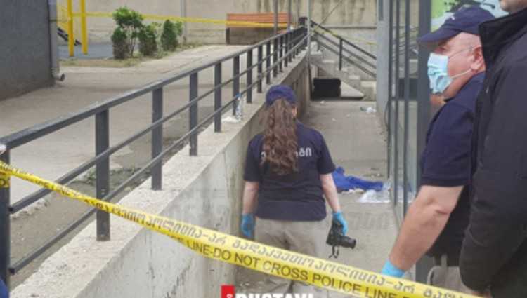 თბილისში გოგონა მე-9 სართულიდან გადავარდა და ადგილზე დაიღუპა