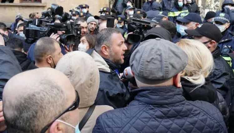 პარლამენტთან ბესო გაზდელიანი დააკავეს