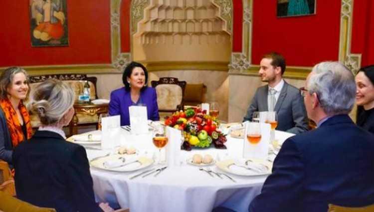 სალომე ზურაბიშვილს გიორგი რურუას გათავისუფლება დღესვე შეუძლია - რაზე საუბრობენ ვახშამზე პრეზიდენტთან