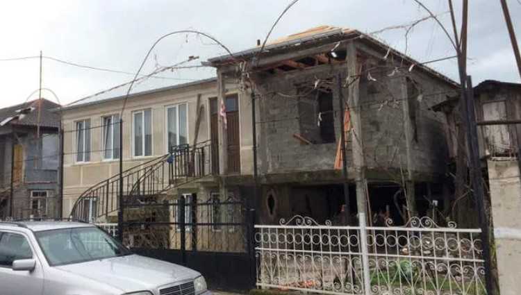 ქობულეთში მამა-შვილი მეზობლის სახურავიდან გადავარდა და ადგილზე დაიღუპა