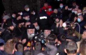  მეუფე სტეფანე ეპარქიიდან პოლიციის კორდონს გამოჰყავს