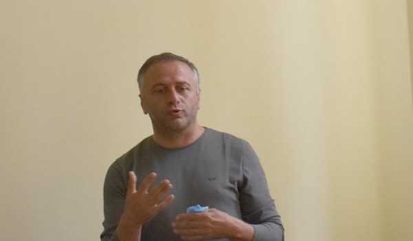 „ტყვიას მივუშვიროთ მკერდი, თუ მთავრობა მოხვალთ ხალხის პოზიციაზე?“ - როლანდ ხოჯანაშვილი