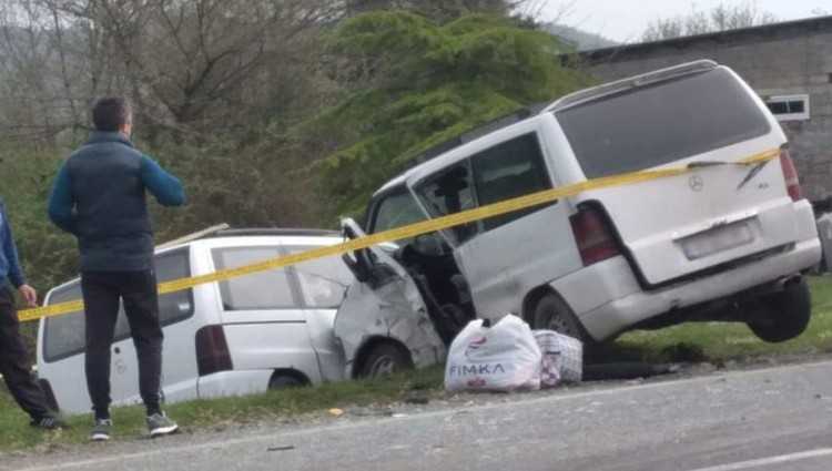 ჩოხატაურში 2 მანქანა დაეჯახა ერთმანეთს