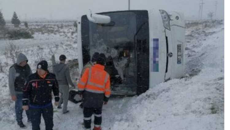 თურქეთში რუსი ტურისტებით სავსე ავტობუსი ამობრუნდა - 1 ადამიანი დაიღუპა, 26 დაშავდა