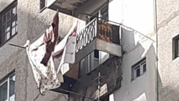 დიდ დიღომში აივანი ჩამოინგრა - ამ დროს ქალი სარეცხს ფენდა