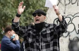 უცნობი - "გვიწვევენ, რომ რუსთაველზე ავუყაროთ ის სუნიანი და გაბინძურებული კარვები" უცნობი - "გვიწვევენ, რომ რუსთაველზე ავუყაროთ ის სუნიანი და გაბინძურებული კარვები"