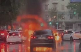 თბილისში ყაზბეგის გამზირზე მანქანას ცეცხლი გაუჩნდა - ვიდეო