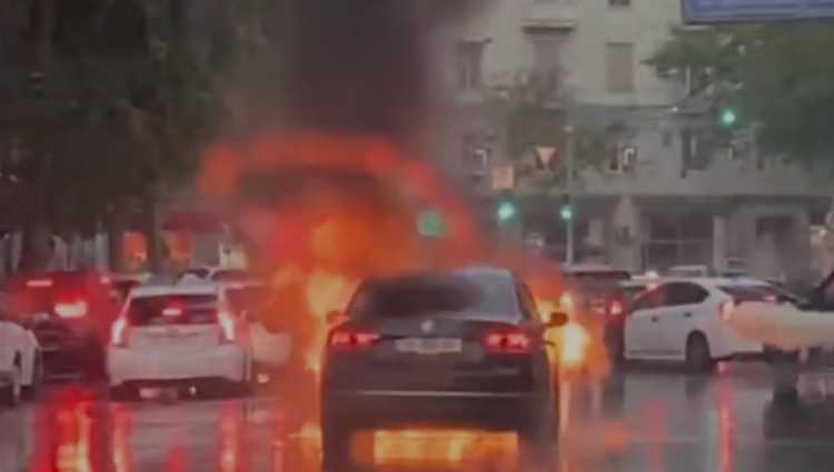 თბილისში ყაზბეგის გამზირზე მანქანას ცეცხლი გაუჩნდა - ვიდეო