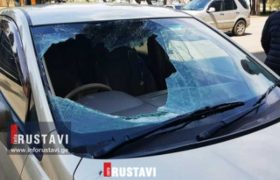 რუსთავში 13 წლის გოგონა მე-3 სართულიდან გადავარდა და მანქანაზე დაეცა