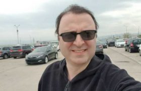"ქალი მიკივის, ფხაკაძეეეეე, ხურდა თუ არ გაქვს, უფასოდ მოგაფ...ებო!" - ვასო ფხაკაძე