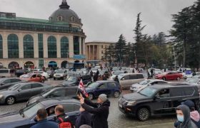 ქუთაისის ცენტრი პარალიზებულია - ნამახვანჰესის მოწინააღმდეგეები ქალაქში შევიდნენ ქუთაისის ცენტრი პარალიზებულია - ნამახვანჰესის მოწინააღმდეგეები ქალაქში შევიდნენ