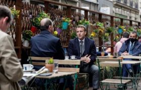 მაკრონი და კასტექსი პარიზის ღია კაფეში ყავის დასალევად შევიდნენ