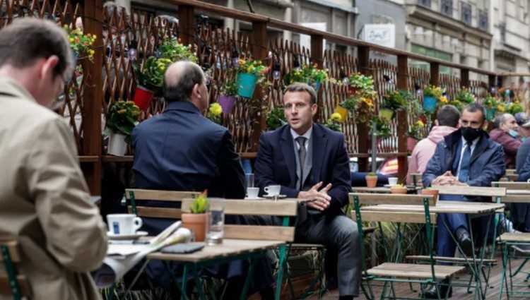 მაკრონი და კასტექსი პარიზის ღია კაფეში ყავის დასალევად შევიდნენ