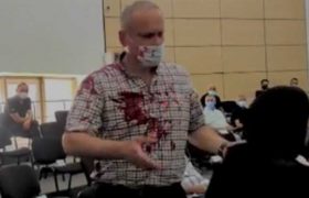 ირაკლი გაწერელიას მეუღლემ ზუგდიდის საკრებულოში ნაციონალ ბასილაიას წითელი საღებავი შეასხა ირაკლი გაწერელიას მეუღლემ ზუგდიდის საკრებულოში ნაციონალ ბასილაიას წითელი საღებავი შეასხა