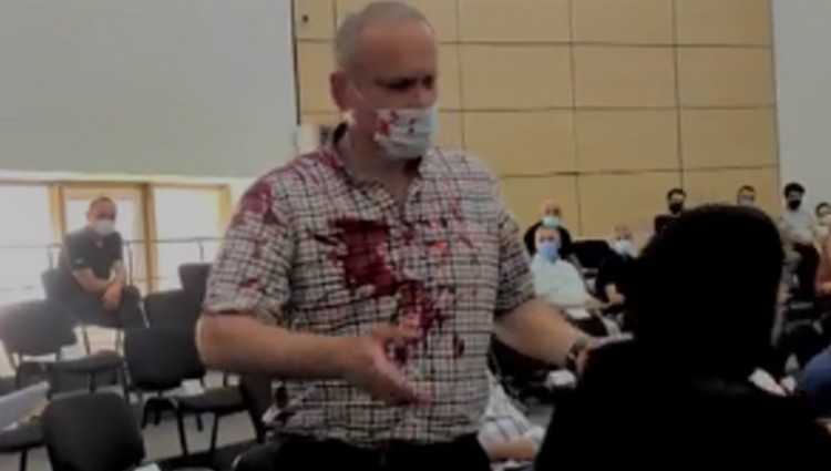 ირაკლი გაწერელიას მეუღლემ ზუგდიდის საკრებულოში ნაციონალ ბასილაიას წითელი საღებავი შეასხა