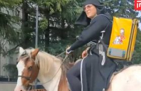 მიტანის სერვისი გურულად - მოტოციკლეტი ცხენმა შეცვალა