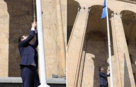 რადიკალების მიერ დამწვარი ევროკავშირის დროშის ადგილზე კახა კუჭავამ ახალი დროშა დაკიდა