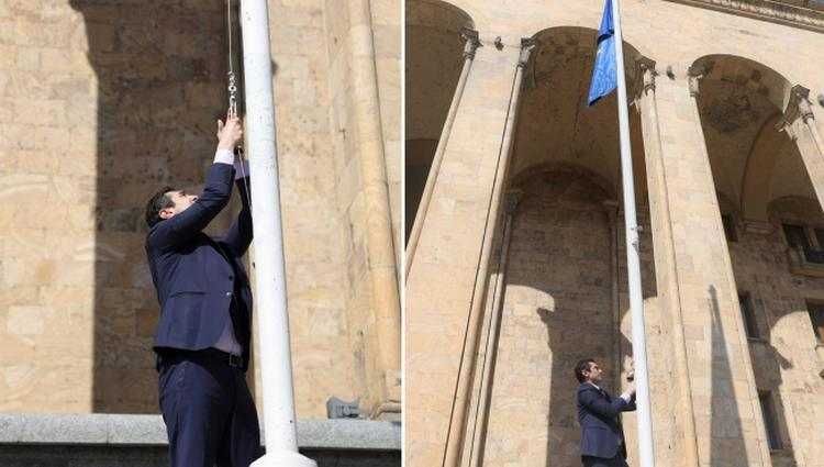 რადიკალების მიერ დამწვარი ევროკავშირის დროშის ადგილზე კახა კუჭავამ ახალი დროშა დაკიდა