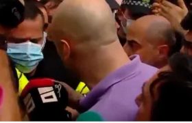 დაპირისპირება "ოცნების“ ოფისთან - ნიკა მელია და ელენე ხოშტარია ოფისში შესვლას ცდილობენ დაპირისპირება "ოცნების“ ოფისთან - ნიკა მელია და ელენე ხოშტარია ოფისში შესვლას ცდილობენ