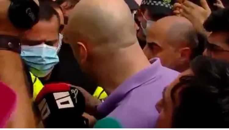 დაპირისპირება "ოცნების“ ოფისთან - ნიკა მელია და ელენე ხოშტარია ოფისში შესვლას ცდილობენ 