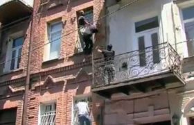 პრაიდის მოწინააღმდეგეები მის ოფისში აივნიდან გადაძვრნენ