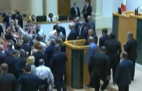 შს მინისტრ გომელაურს პარლამენტში გამოსვლა შეაწყვეტინეს შს მინისტრ გომელაურს პარლამენტში გამოსვლა შეაწყვეტინეს