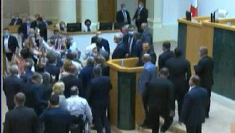 შს მინისტრ გომელაურს პარლამენტში გამოსვლა შეაწყვეტინეს