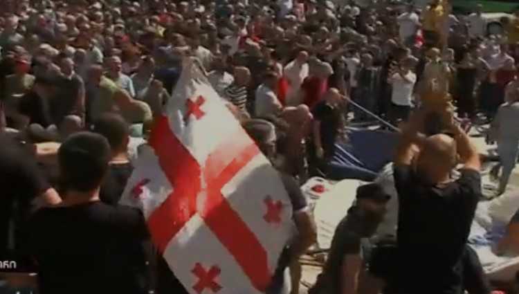 პრაიდის მოწინააღმდეგეებმა პარლამენტთან კარვები დაარბიეს