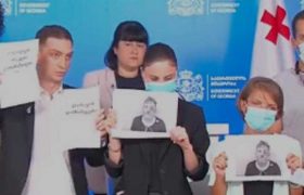 "გადადგეს ღარიბაშვილი!" - ჟურნალისტების პერფორმანსი თამარ გაბუნიას თვალწინ "გადადგეს ღარიბაშვილი!" - ჟურნალისტების პერფორმანსი თამარ გაბუნიას თვალწინ