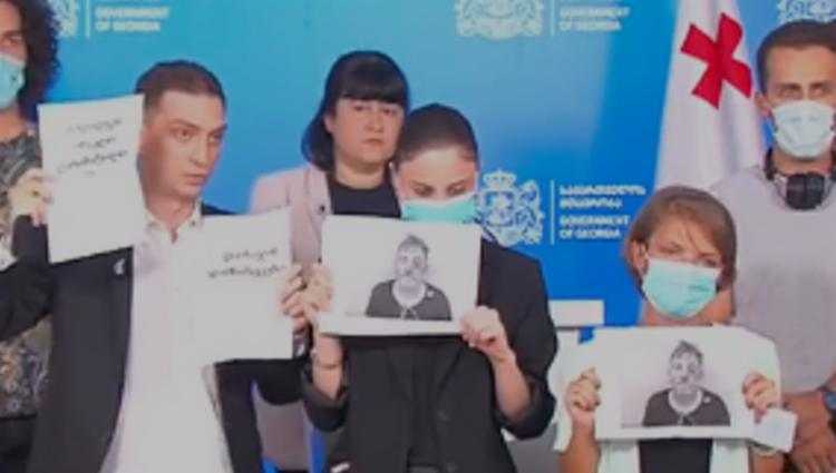 "გადადგეს ღარიბაშვილი!" - ჟურნალისტების პერფორმანსი თამარ გაბუნიას თვალწინ