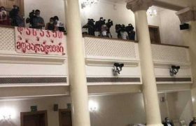 „თხოვნაა, დაუბრუნდეთ თქვენ საქმეს“ - კახა კუჭავა ჟურნალისტების პროტესტმა გააღიზიანა