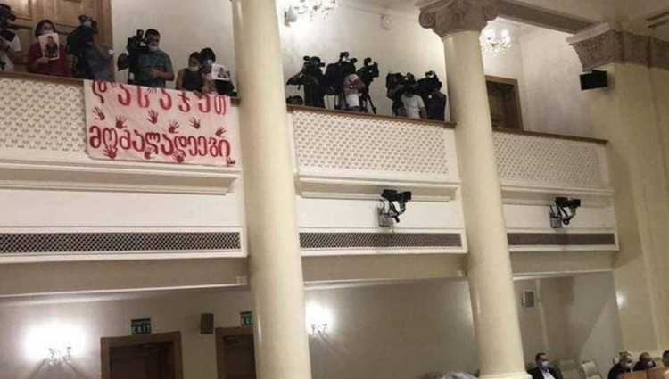 „თხოვნაა, დაუბრუნდეთ თქვენ საქმეს“ - კახა კუჭავა ჟურნალისტების პროტესტმა გააღიზიანა