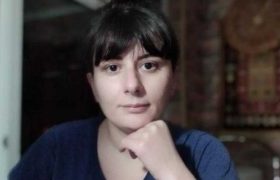"დედაჩემისთვის ჩაულინკავთ, ვინც აიცრა, 2 წელში მოკვდებაო... რეგვენებო, თქვენი დედა მოვ..ნ!" - ნინო ჭელიძე