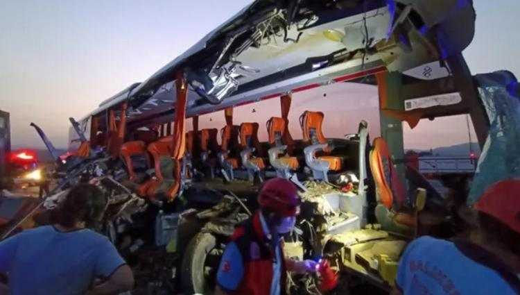 თურქეთში სამგზავრო ავტობუსი სატვირთოს დაეჯახა - დაიღუპა 6, დაშავდა 37 ადამიანი
