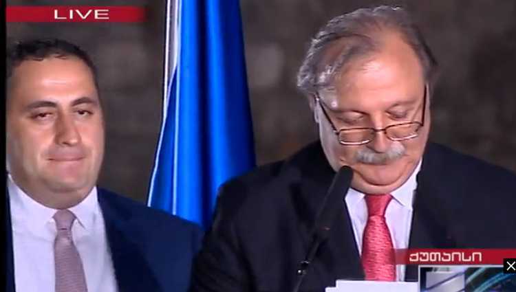 გრიგოლ ვაშაძე გიორგი ვაშაძესთან მიდის