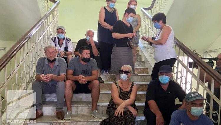 ქობულეთში სასტუმროების მფლობელები მერიაში შეიჭრნენ