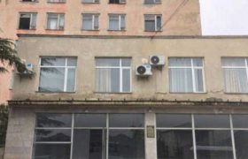 ქუთაისში კლინიკის მე-4 სართულიდან კოვიდინფიცირებული მამაკაცი გადახტა