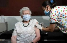 96 წლის მზექალა შანიძე ფაიზერის ვაქცინით აიცრა