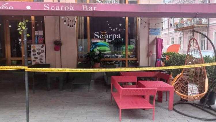 "თბილისის ბარ "სკარპაში" ჩინელმა კლიენტმა გონება დაკარგა, რის შემდეგაც მას 15.000 ლარი მოპარეს"