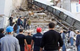 "ზვიადი მქვია, ფეხი მტკივა" - ბათუმში სადარბაზოს ნანგრევებში მოყოლილები მაშველებს ეკონტაქტებიან