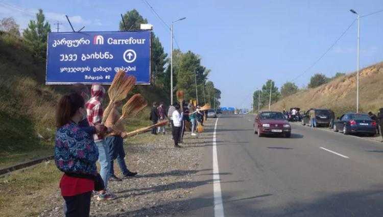 ნაციონალების კოლონას "ოცნების" წევრები ქუთაისთან ცოცხებით დახვდნენ