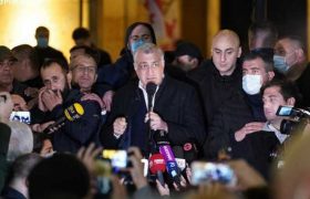 მამუკა ხაზარაძე პარლამენტის დეპუტატის მანდატს ტოვებს