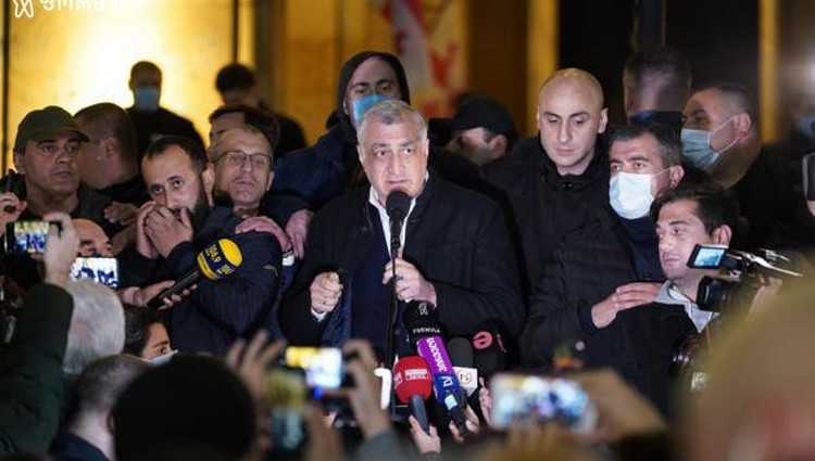 მამუკა ხაზარაძე პარლამენტის დეპუტატის მანდატს ტოვებს