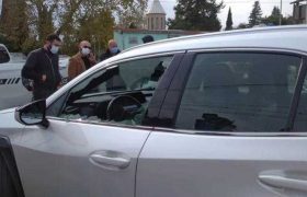 "წირვიდან გამოსულს მინა ჩამსხვრეული დამხვდა" - გახარიას პარტიის წევრს მანქანა დაუზიანეს