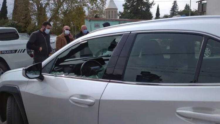 "წირვიდან გამოსულს მინა ჩამსხვრეული დამხვდა" - გახარიას პარტიის წევრს მანქანა დაუზიანეს