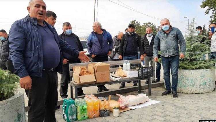 "შენ საქართველოს სჭირდები და გთხოვთ, შეწყვიტო შიმშილობა" - მუღანლოელებმა სააკაშვილს ცხვარი დაუკლეს