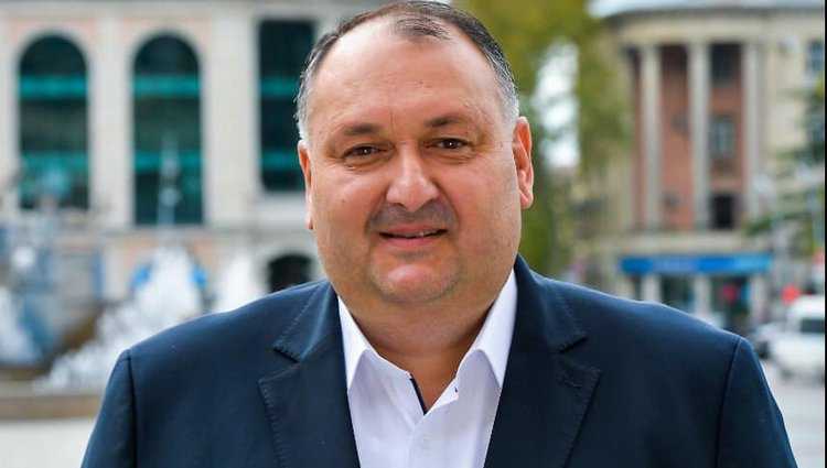 ქუთაისის მერობის კანდიდატმა პედაგოგებს პროფესიული დღე საკუთარი ფოტოთი მიულოცა