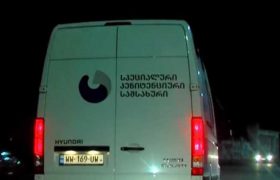 პატიმარმა პროტესტის ნიშნად სასამართლო დარბაზში ყელი გამოიჭრა