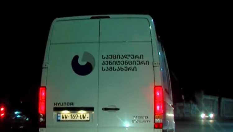 პატიმარმა პროტესტის ნიშნად სასამართლო დარბაზში ყელი გამოიჭრა